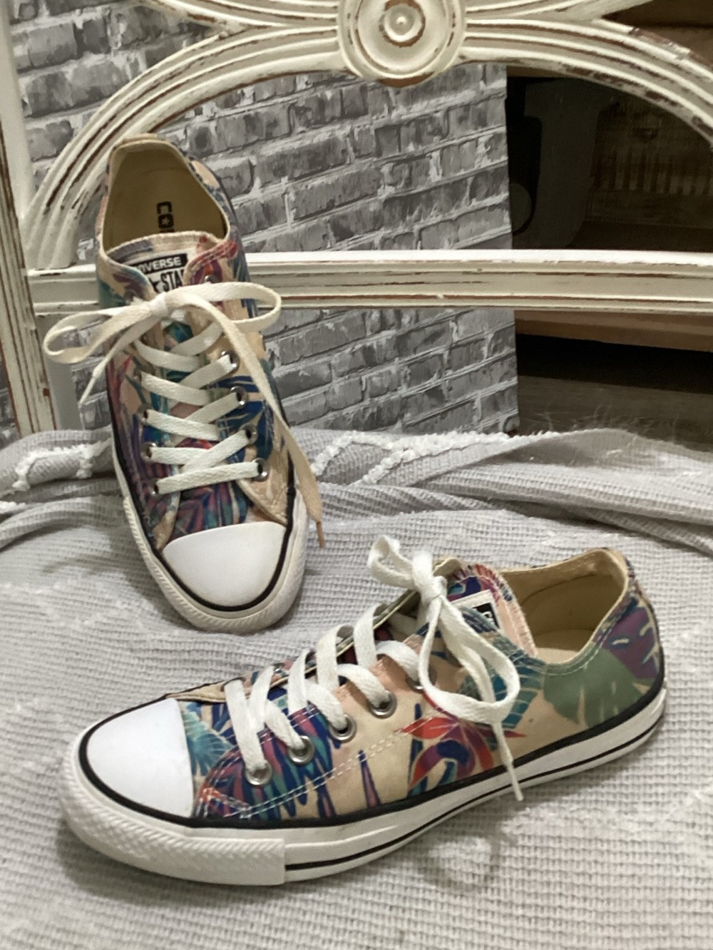 Converse Low-Top Tropical  Floral Canvas Multicolor Sneakers Womens Sz 7
